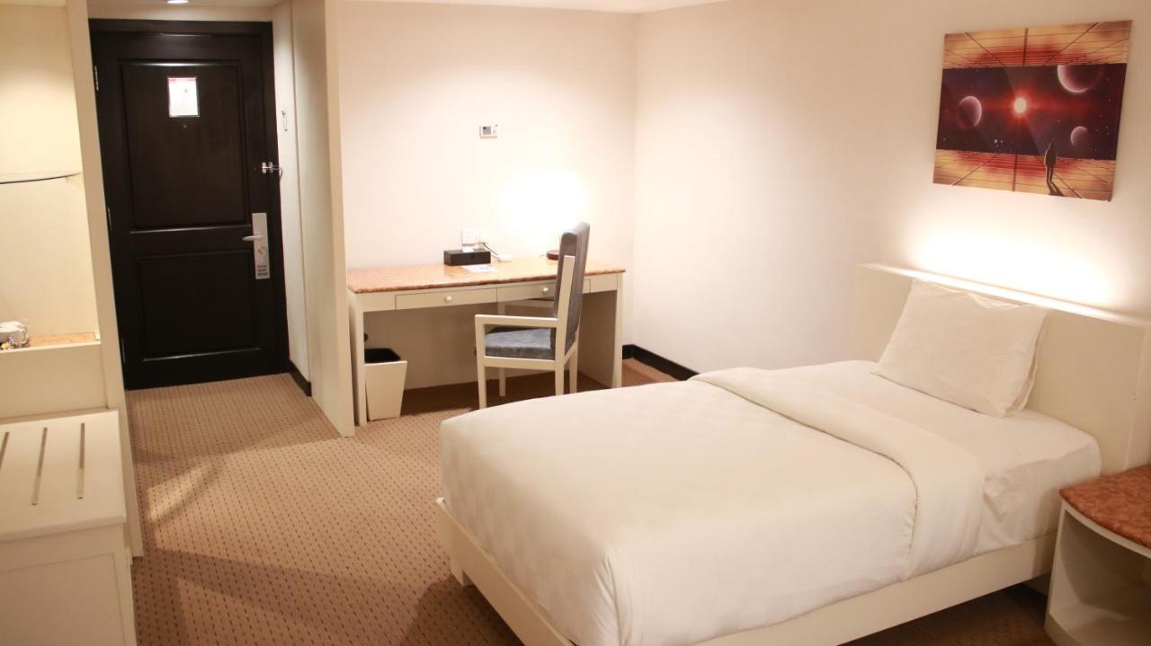 Beverly Hotel Batam Nagoya Exterior photo